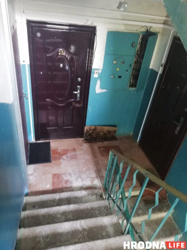 Пяціпавярхоўка на Белуша пасля залевы працякла наскрозь. Жыхары засталіся без святла Пяціпавярхоўка на Белуша пасля залевы працякла наскрозь. Жыхары засталіся без святла