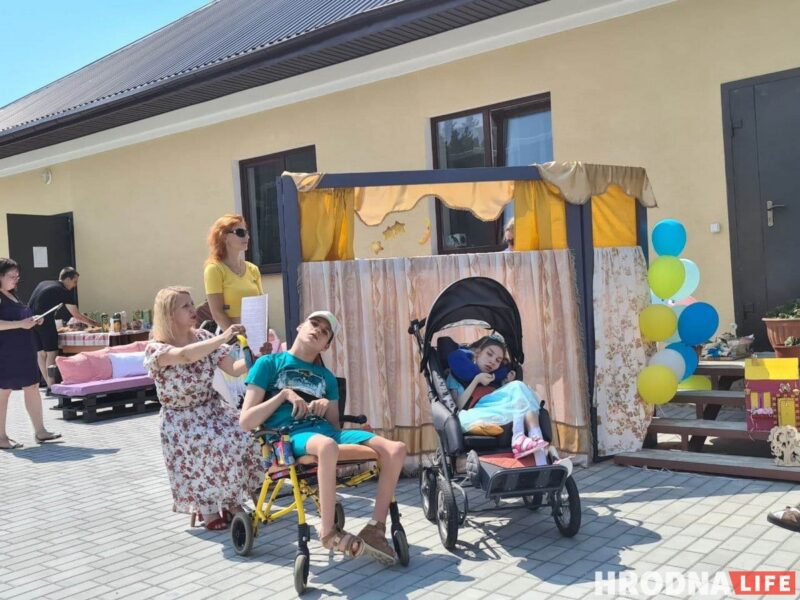 Сцена из спектакля, поставленного сотрудниками и пациентами Паллиативного центра Гродненского детского хосписа, 13 июля, на первую годовщину центра