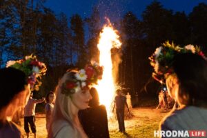 Начное вогнішча, танцы і папараць-кветка. Пад Гроднам яшчэ раз адсвяткавалі Купалле Начное вогнішча, танцы і папараць-кветка. Пад Гроднам яшчэ раз адсвяткавалі Купалле