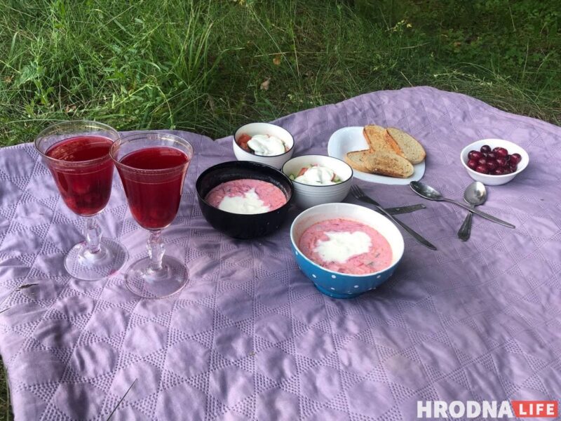Летні пікнік: халаднік з каўбасой, грэнкі і вішнёвы кампот. Збіраемся на прыроду за паўгадзіны Летні пікнік: халаднік з каўбасой, грэнкі і вішнёвы кампот. Збіраемся на прыроду за паўгадзіны