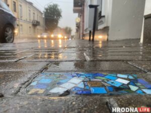 "Хірург ходнікаў" ці "свой Бэнксі"? Невядомы майстар у Гродне стварае стрыт-арт пад нагамі "Хірург ходнікаў" ці "свой Бэнксі"? Невядомы майстар у Гродне стварае стрыт-арт пад нагамі