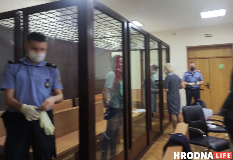 Тром гродзенкам вынеслі прысуд па справе аб счэпцы: двух вызвалілі з-пад варты ў зале суда Ближе - Галина Горацкевич, дальше - Анна Мороз. Фото из архива Hrodna.life