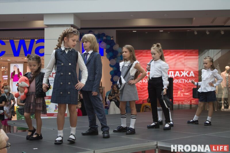 Для школы - афіцыйны стыль, для дома - піжама. У Гродне паказалі модныя лукі для падлеткаў да пачатку восеньскага сезона