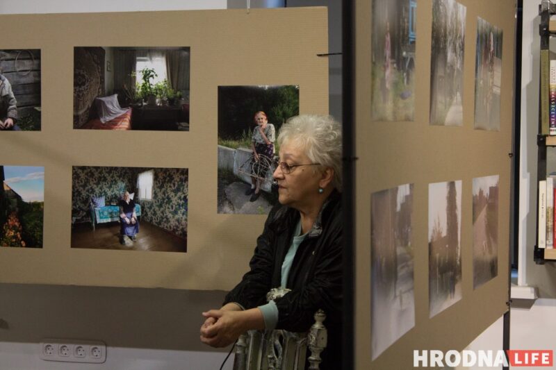 «Любоў - хатка, коцік - душа». Выставу Наталлі Дораш "Карані" адкрылі ў Гродне