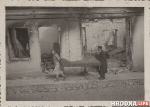 Зруйнаваны горад і чэргі яўрэяў: глядзіце ўнікальныя здымкі Гродна, якія зрабіў нямецкі паліцэйскі 80 гадоў таму Гродненские евреи несут кровать на фоне разрушенных зданий. 1941 год, фото из альбома Йозефа Баура