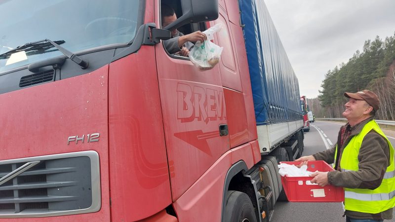 Stowarzyszenie przygotowało kilkaset zestawów jedzenia. Były tam m.in. gorąca kawa, herbata, bigos, żurek, kanapki i drożdżówki