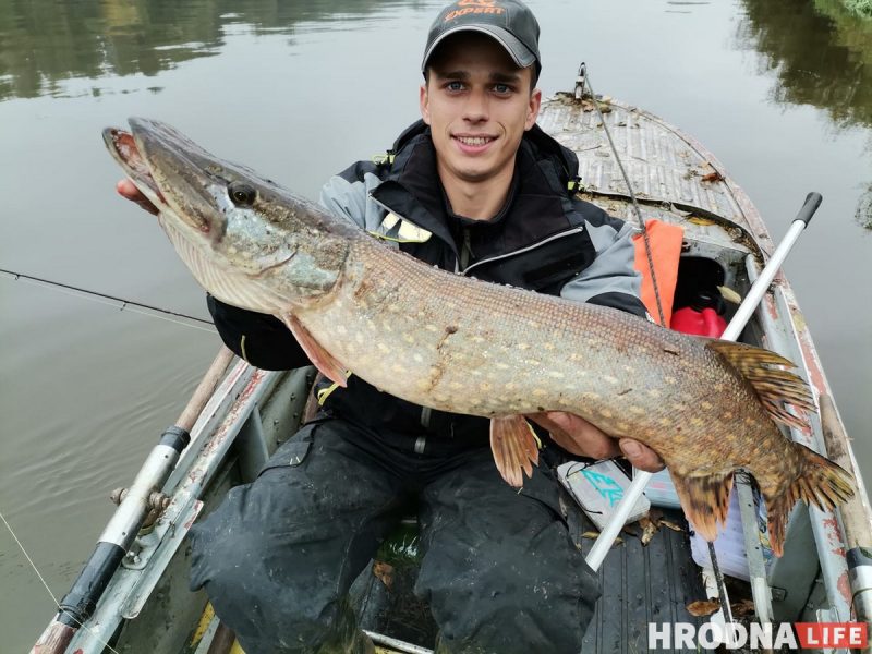 Рыбалка – тяжёлый труд. Мастер спорта по рыбной ловле рассказал, как хобби привело к мировым победам Евгений Бурбицкий с одним из рыбацких трофеев - щукой