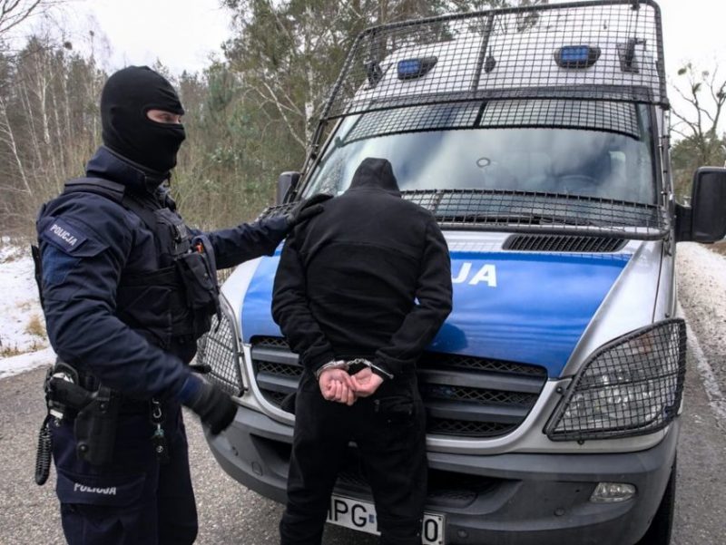 Попал на “счетчик”, забрали машину, потерял семью. Как белорус перевозил мигрантов в Польше по специальной схеме Попал на “счетчик”, забрали машину, потерял семью. Как белорус перевозил мигрантов в Польше по специальной схеме