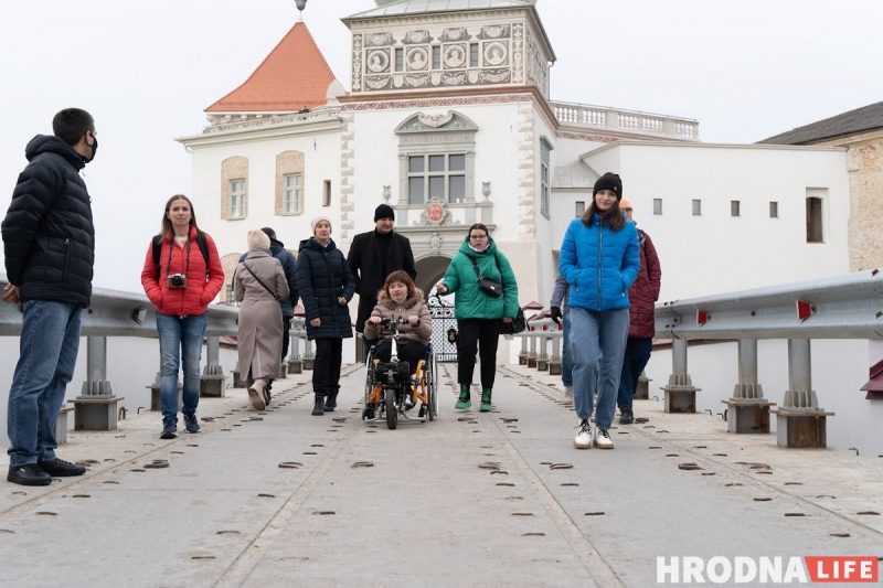 Неприступный Старый замок: Аня в инвалидной коляске попала только в один зал, Лера с ДЦП боялась спускаться по лестнице без перил