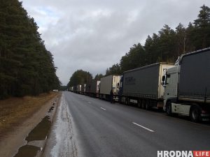 Кучы на ўзбочыне і хітрыя кіроўцы. Што адбываецца ў чарзе на мяжы ў Прывалцы, дзе фуры чакаюць выезду па два тыдні Кучы на ўзбочыне і хітрыя кіроўцы. Што адбываецца ў чарзе на мяжы ў Прывалцы, дзе фуры чакаюць выезду па два тыдні