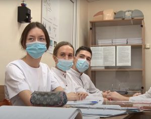 “Даслалі ратаваць сусвет”. Гродзенскія студэнткі распавялі, як працуюць у паліклініцы і чаму не адпраўляюць на тэсты