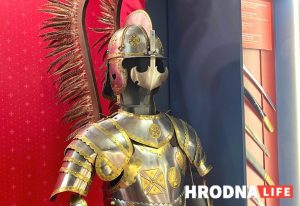 Халодная зброя, рыцарскія даспехі і сямейныя рэліквіі. Былы дырэктар мясакамбіната адкрыў у Гродне галерэю-музей