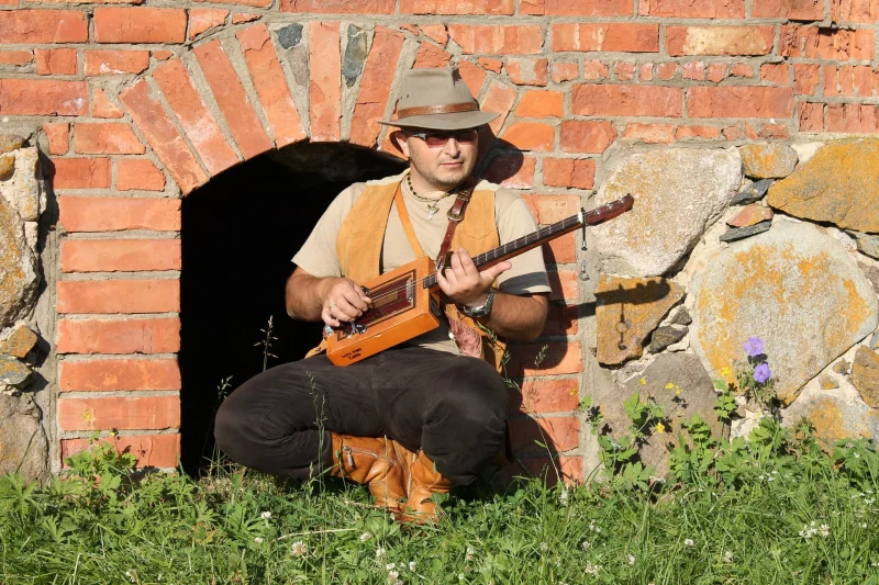 майстар музычных інструментаў Аляксандр Блахін. Крыніца: Старонка Аляксандра ў “ВКонтакте”