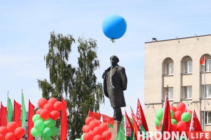 Да травеньскіх святаў Гродна ўпрыгожаць "вожыкамі", сцягамі і агароджамі Да травеньскіх святаў Гродна ўпрыгожаць "вожыкамі", сцягамі і агароджамі