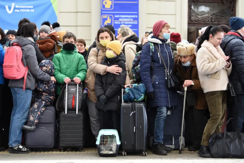 Львоў, Украіна, 26 лютага 2022 года. Людзі на чыгуначным вакзале чакаюць цягнікі ў Польшчу. Фота: Bumble-Dee, depositphotos.com