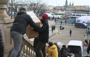 Львов, Украина: 9 марта 2022 года - Волонтеры работают на территории Центра беженцев во Львове — Фото автора Fotoreserg