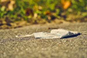 Каранавірус ўсё? Польшча скасоўвае каранцін для прыезджых, у Літве здымуць масачны рэжым маска мусор болезнь