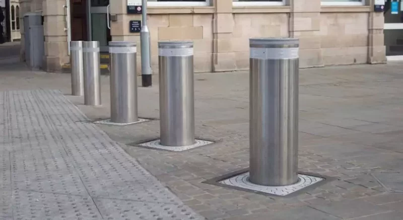 Замест гранітных слупкоў з'явяцца боларды: як абмяжуюць рух на Савецкай вуліцы ў Гродне Замест гранітных слупкоў з'явяцца боларды: як абмяжуюць рух на Савецкай вуліцы ў Гродне