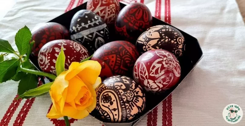 Распісваем яйкі ў тэхніцы дудлінг. Патрэбныя цыбулевае шалупінне і маркер