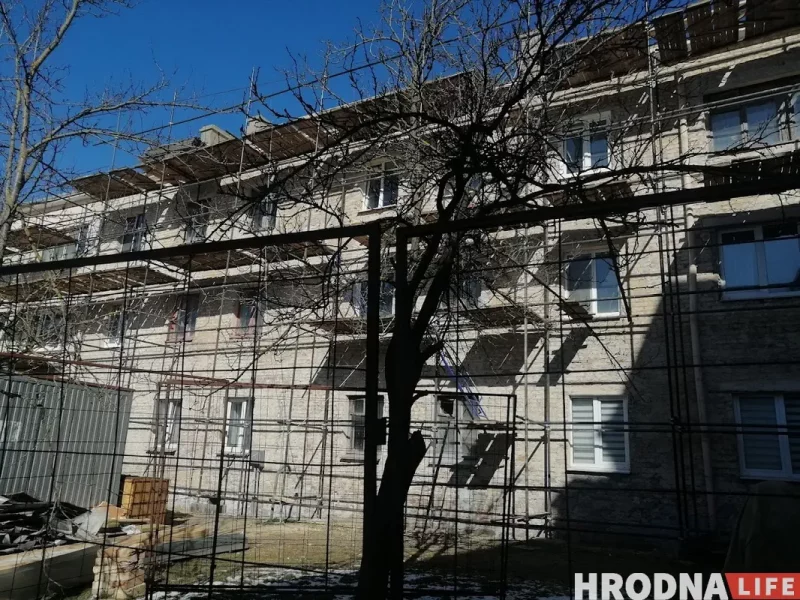 Дзверы адрэстаўруюць, дах заменяць. У Гродне ідзе капітальны рамонт найстарэйшай камяніцы горада