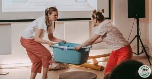 "Самыя неабароненыя зараз дзеці". Дзве акторкі з Гродна паставілі ў Польшчы казку для беларускіх і ўкраінскіх дзяцей