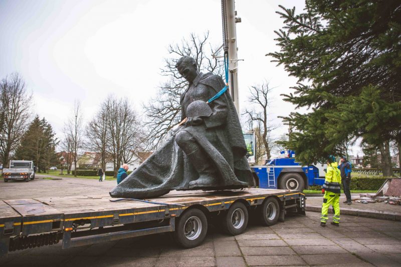Снесённые в Литве памятники советским солдатам отправят в парк под Друскининкаем Демонтаж памятника Воин в Каунасе -