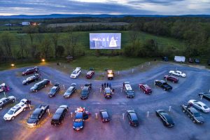 На Юбілейнае возера вяртаецца аўтакінатэатр. Якія фільмы пакажуць і колькі гэта каштуе?