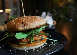 Бургер из бара "Сон" в Минске. Фото: instagram.com/son.bar.minsk
