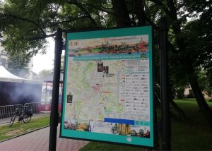 На стэндзе ў цэнтры Гродна заклеілі сцяг Еўрасаюза. Раней ЕС даў гораду на праект больш за EUR 1,1 млн На стэндзе ў цэнтры Гродна заклеілі сцяг Еўрасаюза. Раней ЕС даў гораду на праект больш за EUR 1,1 млн