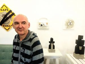 Андарак з бетону можна ўбачыць на выставе "Safe Zone" у Гродне Вадзім Лагун на выставе "бяспечнае месца". Фота: Telegram-канал MAM (modern art museum).