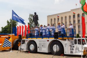 МАЗ з ралі "Дакар" і цягач для самалёта як сцэна. Якую тэхніку паказалі гродзенцам на выставе Форуму рэгіёнаў МАЗ з ралі "Дакар" і цягач для самалёта як сцэна. Якую тэхніку паказалі гродзенцам на выставе Форуму рэгіёнаў