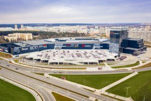 Робін Гуд з адключаным мозгам, фестывальны вестэрн і камедыя пра клеркаў. Што глядзець у кіно на гэтым тыдні Triniti