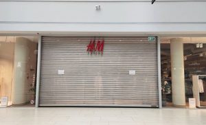 У Гродне зноў адкрыецца H & M. Калі? Закрытый магазин H&M в ТРЦ "Triniti". Фото: Hrodna.life