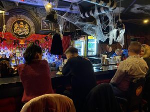 "Касцюмаў менш, павуціння больш". Як адзначылі пярэдадзень Хэлоўіна ў барах Гродна Бар Лондон Хэллоуин
