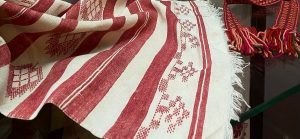 Домотканое полотенце. Один из экспонатов выставки “Традыцыйны народны тэкстыль Гродзеншчыны”