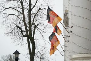 У цэнтры Гродна развесілі нямецкія сцягі: здымаюць фільм пра шпіёнаў і архівы Штазі У цэнтры Гродна развесілі нямецкія сцягі: здымаюць фільм пра шпіёнаў і архівы Штазі