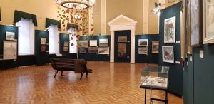 “Мастацкі летапіс” апошніх 100 гадоў Гродна можна ўбачыць у Новым замку: з інтэрактывам і QR-кодамі