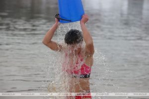 Уздоўж зімовага Нёмана бегалі мужчыны з голым торсам: як у Гродне прайшоў фестываль гартавання