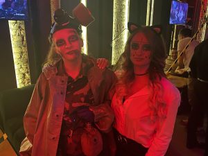 У Беларусі забаранілі святкаваць Хэлоўін. Плануюць "культурнае імпартазамяшчэнне" Мария и Татьяна в хэллоуинских образах в баре «Мята». Фото: Hrodna.life