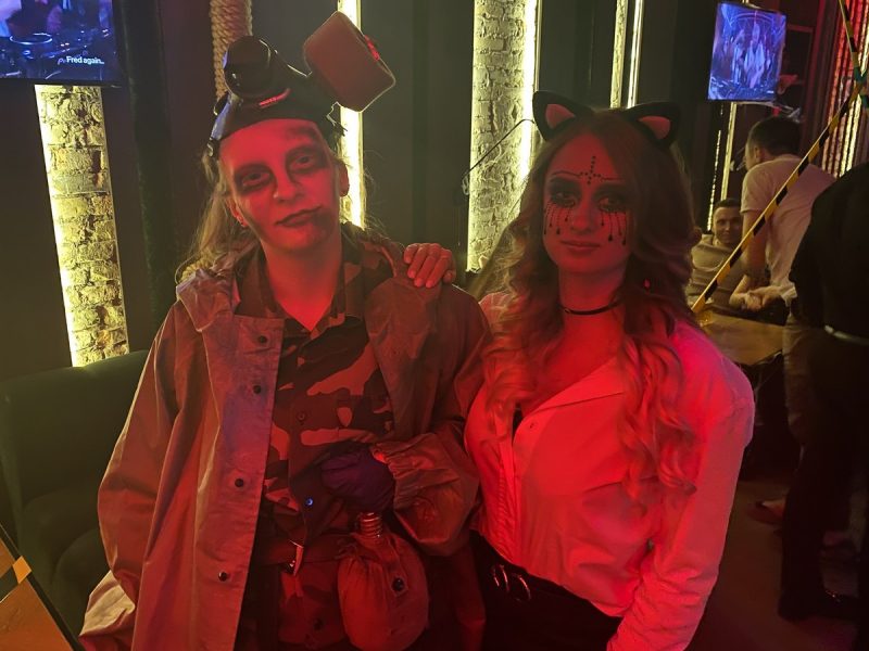 У Беларусі забаранілі святкаваць Хэлоўін. Плануюць "культурнае імпартазамяшчэнне" Мария и Татьяна в хэллоуинских образах в баре «Мята». Фото: Hrodna.life
