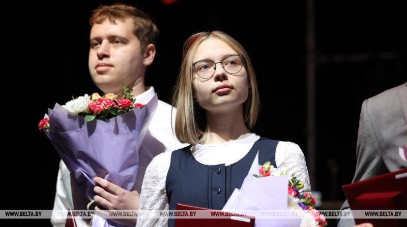 Стыпендыятаў фонду таленавітай моладзі будуць пазбаўляць выплат і званняў за "палітычныя" артыкулы. Грошы прымусяць вярнуць Стыпендыятаў фонду таленавітай моладзі будуць пазбаўляць выплат і званняў за "палітычныя" артыкулы. Грошы прымусяць вярнуць