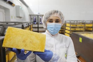 90% прадукцыі Дзятлаўскага філіяла "Малочнага міру" ідзе ў Расію. Перакласці этыкетку для беларусаў - складана працоўны кодэкс