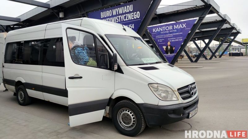 Перавозчыкі адмянілі рэйсы з-за закрыцця польска-беларускай мяжы (абноўлена) Маршрутка з Гродна на вакзале ў Беластоку. Фота: Hrodna.life