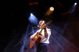 “За Сашу Саладуху большай звязды няма”. Бард Віктар Шалкевіч - пра самагонку ў вёсцы, 4000 пласцінак і пярсцёнак ад Бенэдыкта XVI Бард Віктар Шалкевіч