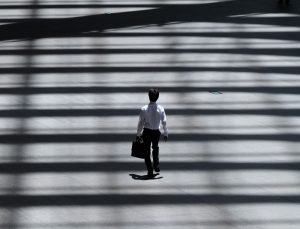 Хачу быць урбаніст_кай: ці патрэбна адукацыя, каб паляпшаць горад? Мужчына ідзе па вуліцы. Ілюстрацыя да тэмы урбаністыка і урбанізм. Мужчина идет по улице. Иллюстрация к тебе урбанистики и урбанизма