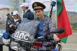 У Гродне адкрылі мотасезон-2023. Гледачы ўдзельнічалі ў конкурсах, драпалі аўто і стрыгліся ў барбераў Мотосезон Гродно 2023 год