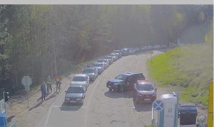 На Усходзе ад Захаду. Як адныя межы аб'ядноўваюць, а іншыя - падзяляюць Чарга на мяжы ў пункце пропуска "Лоша"