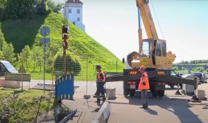 У Гродне перакрылі Сацыялістычную каля скрыжавання з К.Маркса. Як машыны едуць праз цэнтр мост на Рыбацкай рамантуюць