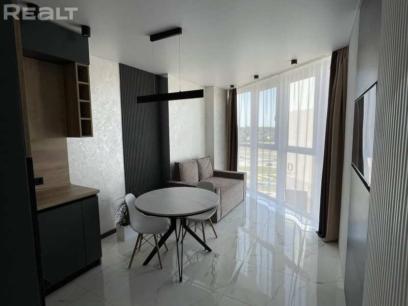 Нерухомасць тыдня: купіць еўрадвушку з панарамнымі вокнамі (від на шматпавярхоўку і поле) Кватэра на Саяпіна.