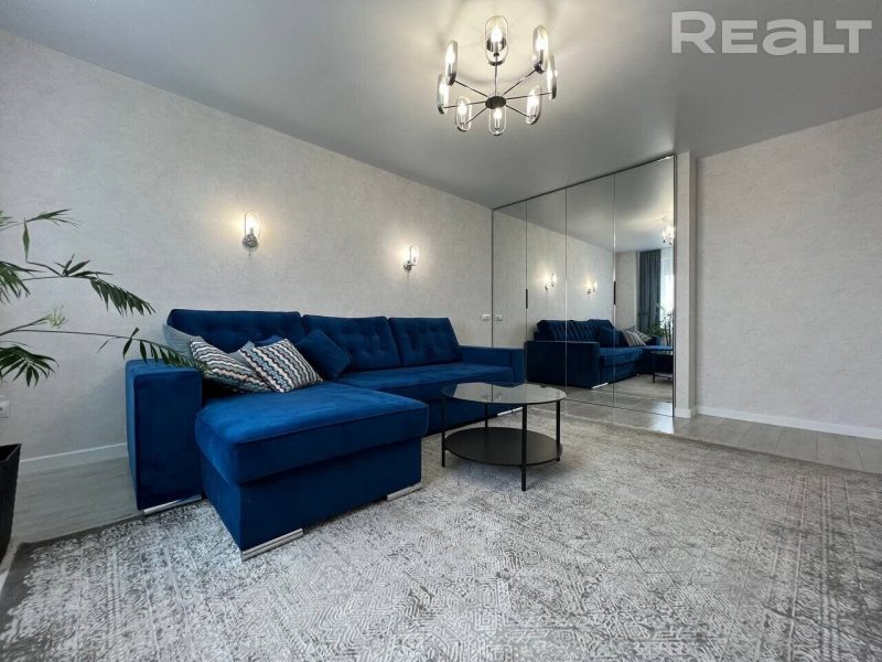 Сіняя канапа ў кватэры ў ЖК Каўбасіно